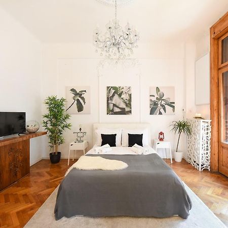 Love.Travel.Explore ♥️Apt W/ Balcony In Old Town Appartement Boekarest Buitenkant foto
