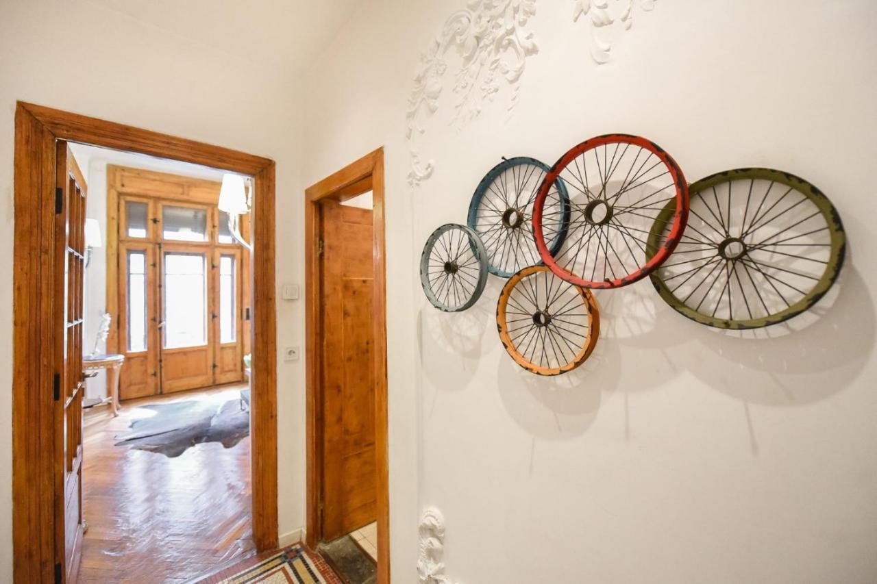 Love.Travel.Explore ♥️Apt W/ Balcony In Old Town Appartement Boekarest Buitenkant foto