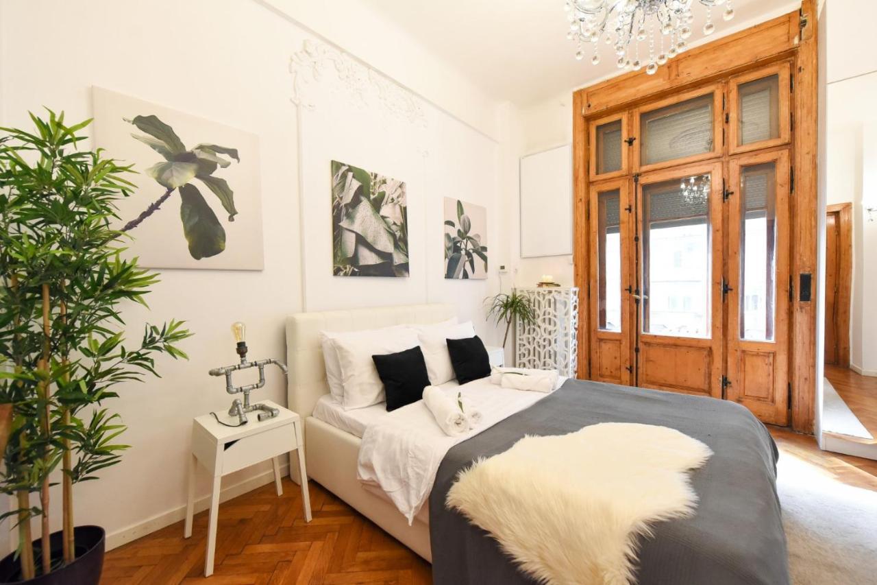 Love.Travel.Explore ♥️Apt W/ Balcony In Old Town Appartement Boekarest Buitenkant foto