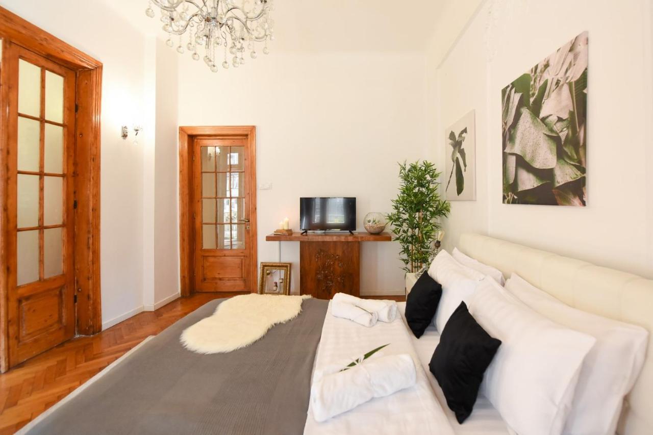 Love.Travel.Explore ♥️Apt W/ Balcony In Old Town Appartement Boekarest Buitenkant foto