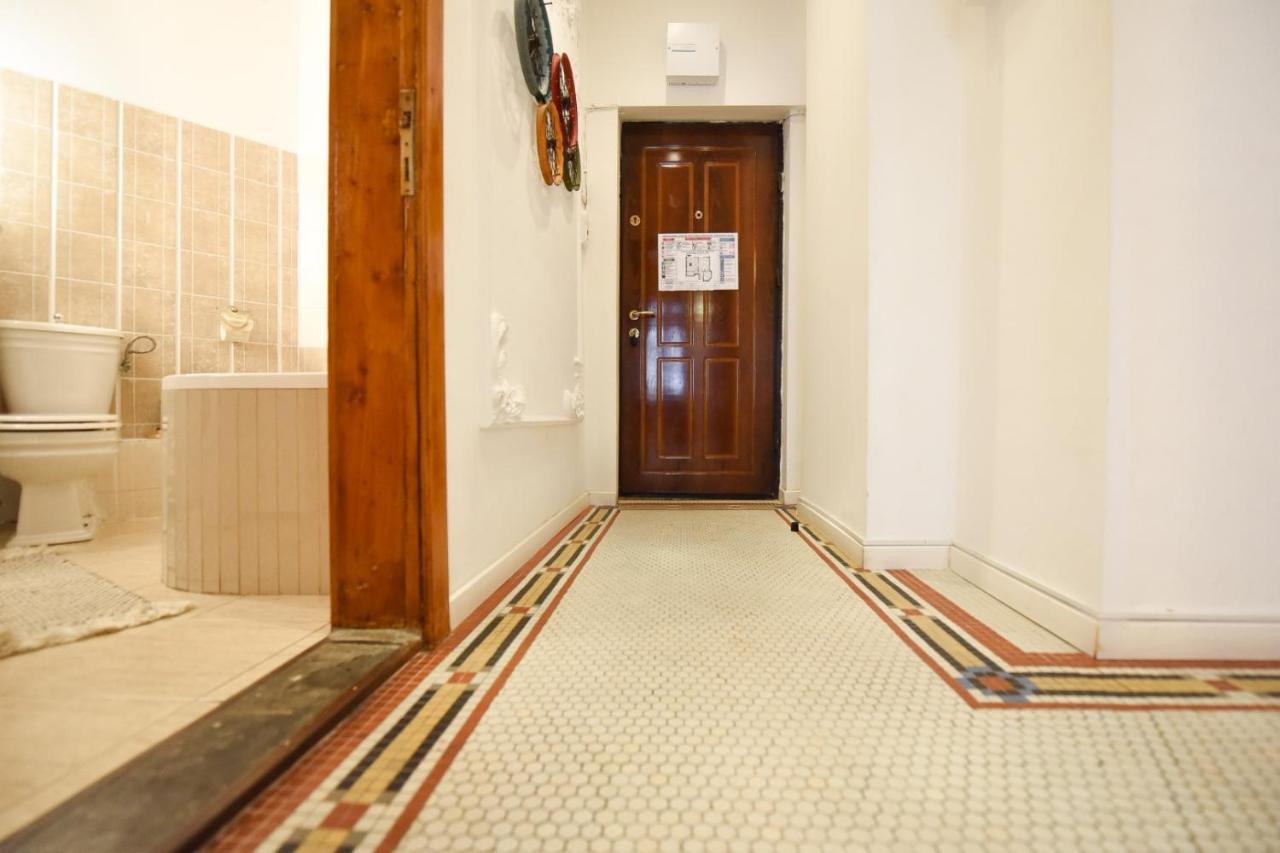 Love.Travel.Explore ♥️Apt W/ Balcony In Old Town Appartement Boekarest Buitenkant foto