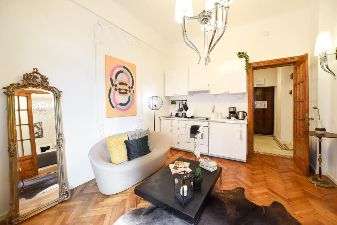 Love.Travel.Explore ♥️Apt W/ Balcony In Old Town Appartement Boekarest Buitenkant foto