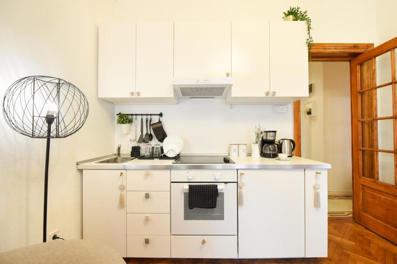 Love.Travel.Explore ♥️Apt W/ Balcony In Old Town Appartement Boekarest Buitenkant foto