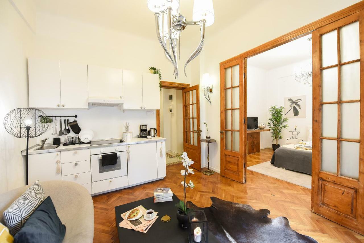 Love.Travel.Explore ♥️Apt W/ Balcony In Old Town Appartement Boekarest Buitenkant foto