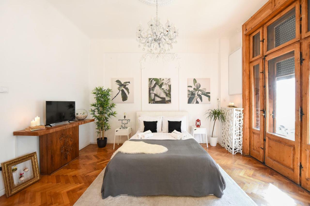 Love.Travel.Explore ♥️Apt W/ Balcony In Old Town Appartement Boekarest Buitenkant foto