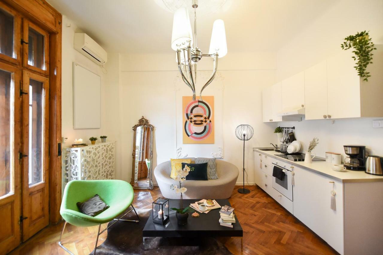 Love.Travel.Explore ♥️Apt W/ Balcony In Old Town Appartement Boekarest Buitenkant foto